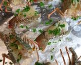 Foto langkah ke 3 dari resep Tailed Lobster with garlic lemon butter sauce.