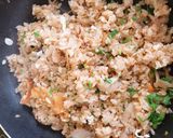 Hình bước làm 2 của món Cơm chiên kim chi trứng ốp la