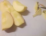 A picture of step 1 of Spinach and scallop salad with apple and pine nuts.