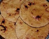 मक्का की रोटी (makka ki roti recipe in Hindi) रेसिपी चरण 3 फोटो