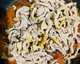 Foto langkah ke 5 dari resep Usus Ayam Pedas Bumbu Kuning.