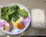 รูปขั้นตอนการทำที่ 1 ของ ข้าวผัดคะน้าหมูกรอบ