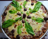 Foto del paso 7 de la receta: Muzzarella integral con rúcula y aceitunas negras y parmesano🍕