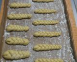 Foto langkah ke 4 dari resep Donat Kepang.