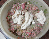Foto del paso 1 de la receta: Albóndigas rellenas de jamón y pimiento con aros de cebolla
