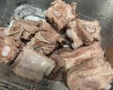 Hình bước làm 1 của món Canh Sườn non hầm táo, nấm, cà rốt và kim châm