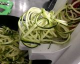 Foto del paso 1 de la receta: Espaguetis de zucchini con bechamel y adición de cebolla y tocineta