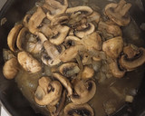 Foto del paso 1 de la receta: Merluza en salsa de champiñones