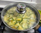 Foto del paso 2 de la receta: Tortilla fácil de zapallito italiano