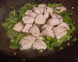 Foto del paso 3 de la receta: Spaguetini con salsa crema de hongos pollo y jamón crudo