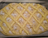Foto del paso 3 de la receta: Coca de brioche con crema y piñones