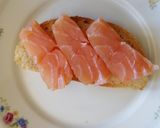 Foto del passaggio 4 della ricetta Uovo in camicia con pane, salmone affumicato e asparagi di campo