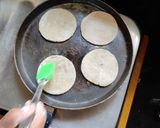 A picture of step 2 of Mini millet pizza.