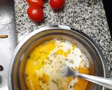 Foto del paso 2 de la receta: Tostadas integrales con huevo, queso, tomate y leche 🤤