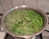 Foto del passaggio 4 della ricetta Insalata di fagiolini, ravanelli, pomodori, cipolla di tropea e basilico