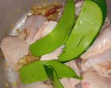 รูปขั้นตอนการทำที่ 3 ของ อ่อมปีกไก่ใส่แตงกวา (Spicy Thai Chicken Wings Curry with Cucumber)