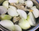 Hình bước làm 9 của món Gà luộc nguyên con không cần nước, thái kiểu lóc xương không cần chặt, và nước dùng gà ngon từ xương