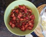 Foto del paso 2 de la receta: Florcitas rellenas de frutillas y peras