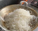 Foto langkah ke 5 dari resep Bihun goreng.