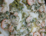 Foto del paso 4 de la receta: Gallo con guisantes y gambas en salsa verde