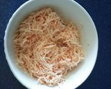 Foto del paso 1 de la receta: Ensalada de surimi (Krissia) con lechuga, huevo cocido y aceitunas