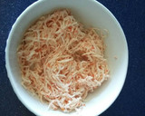 Foto del paso 1 de la receta: Ensalada de surimi (Krissia) con lechuga, huevo cocido y aceitunas