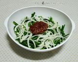 Hình bước làm 4 của món Nộm hẹ & hành tây 부추 양파 무침