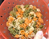 Foto del paso 5 de la receta: Ensalada de pasta con salsa de mostaza y miel casera