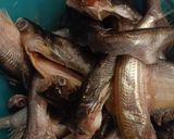 Foto langkah ke 2 dari resep Asam Pedas Baung Terong Asam.