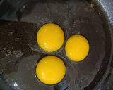 Foto langkah ke 1 dari resep Telur Ceplok Masak Kecap.