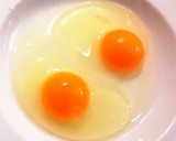 Foto del paso 1 de la receta: Tortilla de patatas y alcachofa con huevos de gallina araucana