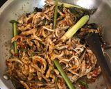 Foto langkah ke 4 dari resep Ayam Suwir Pedas (Olahan Ayam Ungkep/Rebus).