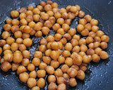Foto del paso 2 de la receta: Garbanzos con soja, miel y jengibre en ensalada