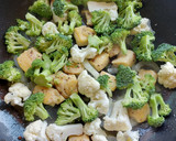 Foto del paso 3 de la receta: Pollo con brócoli y coliflor