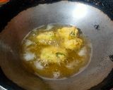 A picture of step 3 of Fried dal vada.