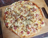 Foto del paso 4 de la receta: Pizza de jamón cocido, salchicha y aceitunas