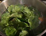 A picture of step 4 of Spinach Clear Soup.