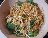 Foto langkah ke 4 dari resep Mie Goreng Pedas (Mie Pipih).