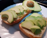 Foto del paso 2 de la receta: Tosta de atún con tomate y aguacate