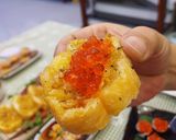 Hình bước làm 2 của món Bánh mì nướng bơ tỏi phủ trứng cá hồi