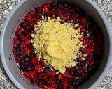 Foto del paso 5 de la receta: Crumble de frutos rojos sin azúcar