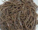 Hình bước làm 2 của món Mì soba trứng và cà chua