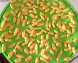 Foto langkah ke 3 dari resep Kue Biji Ketapang Lembut Renyah.