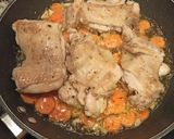 Foto del paso 1 de la receta: Pollo en salsa con patatas fritas y zanahorias rápido de hacer