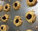 Foto langkah ke 6 dari resep Peanut Choco Filling Thumbprint Cookies.