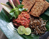Foto langkah ke 2 dari resep Tempe &Teri Goreng Sambel Kecombrang.