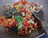 Foto langkah ke 3 dari resep Tumis Kulit ayam pedas manis.