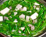 Hình bước làm 2 của món Canh hẹ nấu tàu hủ thịt bằm