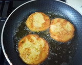 Foto del paso 3 de la receta: Tortitas de patata y atún con mahonesa de aguacate