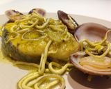 Foto del paso 12 de la receta: Merluza a la marinera al azafrán con almejas y gulas
